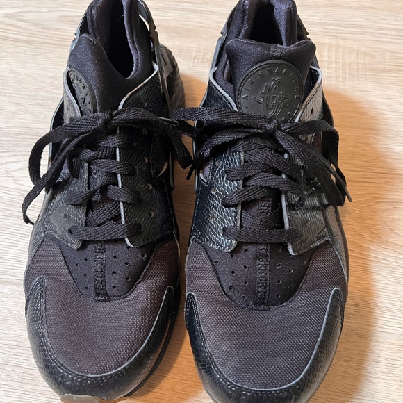 Hubbys a sneakerhead - Picture 3 of 6